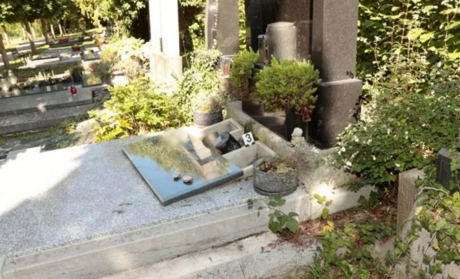 Вандал на кладбище в Оломоуце повредил 50 могил. Искал ценности