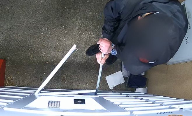 Пражские криминалисты задержали вора, который при ограблениях душился духами и собирал кубик Рубика