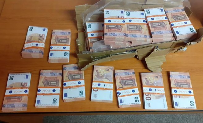 Турки в фургоне на трассе D2 везли ящик с фальшивыми евро
