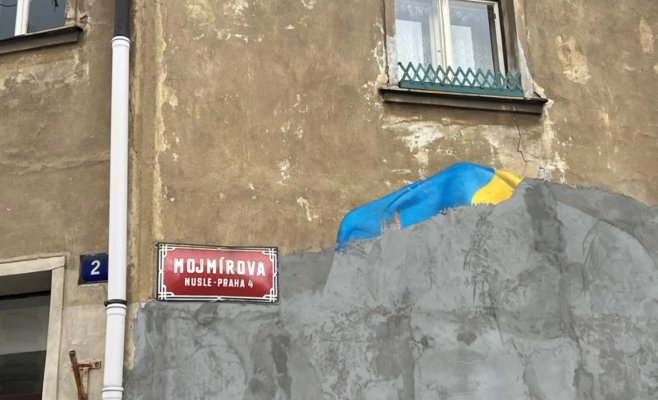 Граффити в пражском районе Нусле с девочкой под украинским флагом исчезло