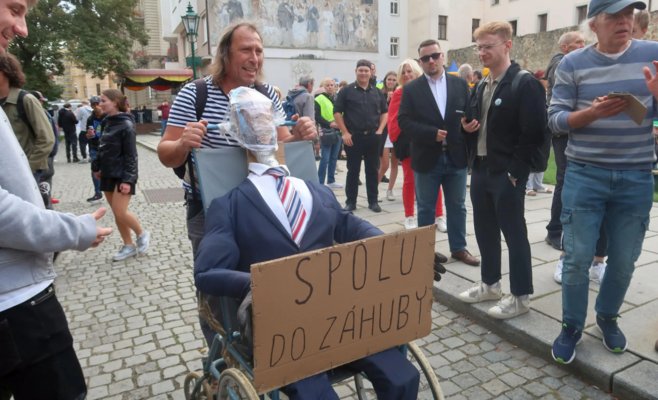 «Езжай в Киев!» — на митинге в Пльзене кричали Фиале. Поддержка и протесты встретились на одной площади