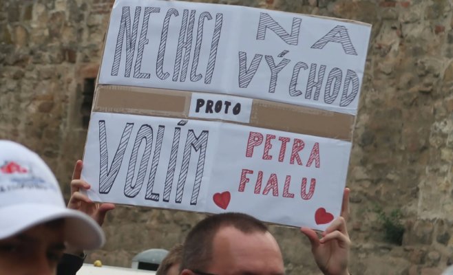 «Езжай в Киев!» — на митинге в Пльзене кричали Фиале. Поддержка и протесты встретились на одной площади