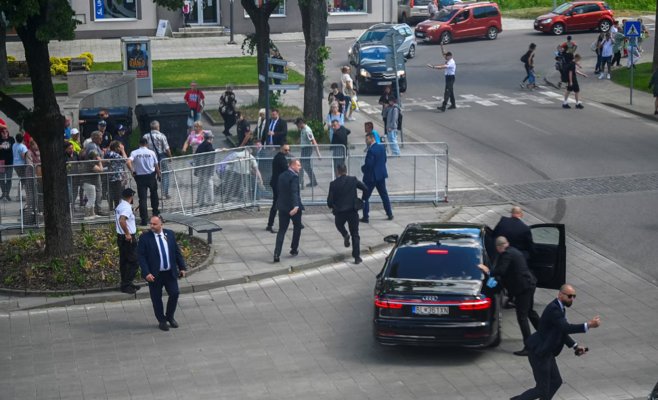 В машине он увидел, как у Фицо кровоточит живот. Сотрудник охраны в суде рассказал о покушении