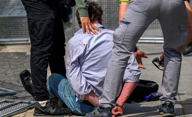 В машине он увидел, как у Фицо кровоточит живот. Сотрудник охраны в суде рассказал о покушении