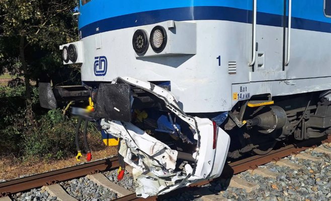 Поезд на Вышковске сбил машину на переезде: двадцатилетняя девушка водитель погибла