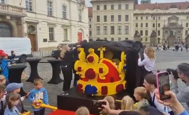 Огромная Святовацлавская корона из кубиков Lego на Пражском граде