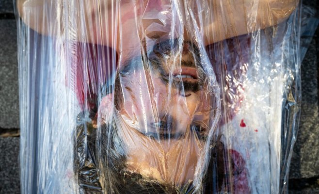 «Не смотри в сторону». В Праге прошёл протест против эксплуатации животных: люди легли в коробки и облили себя искусственной