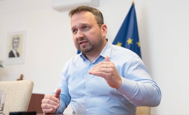 Госслужащие до сих пор не знают, насколько вырастут их зарплаты с января. Переговоры продолжаются