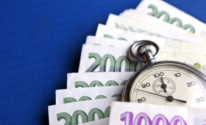 После смерти банк временно приостанавливает выплаты по долгам. Но только если у умершего не было созаёмщика