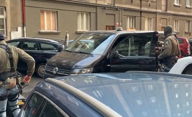 На Жижкове мужчина залез на крышу и угрожал прыгнуть: полиция провела операцию со спецподразделением