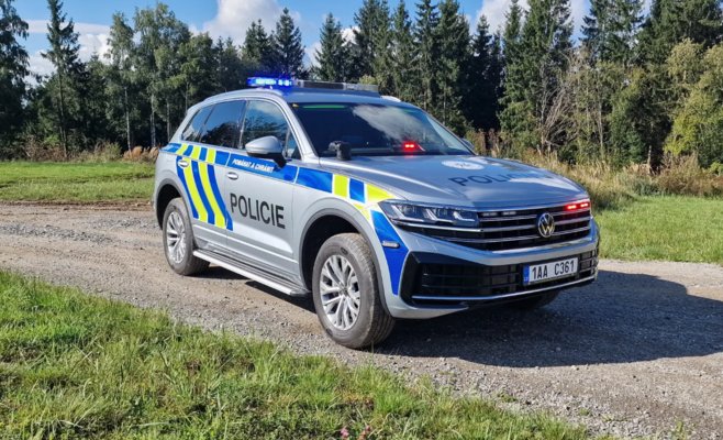 Самый крутой полицейский автомобиль Чехии: Touareg с зелёным маяком, дронами и плюшевым медвежонком