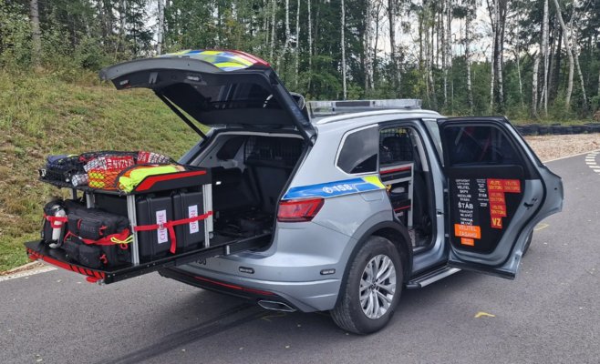 Самый крутой полицейский автомобиль Чехии: Touareg с зелёным маяком, дронами и плюшевым медвежонком