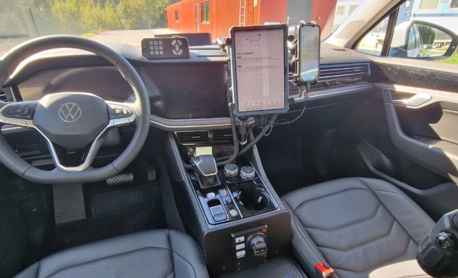 Самый крутой полицейский автомобиль Чехии: Touareg с зелёным маяком, дронами и плюшевым медвежонком