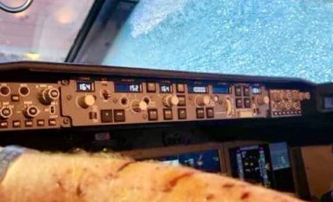 Переднее стекло Boeing-а повредил загадочный объект во время полета: пилот получил травмы