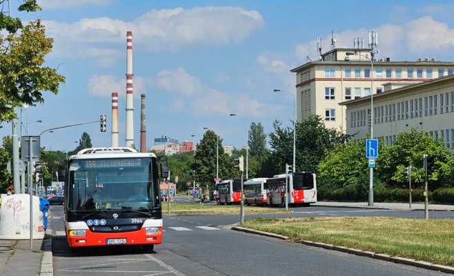 В Праге задержан мужчина, направивший пистолет на пассажиров автобуса №139