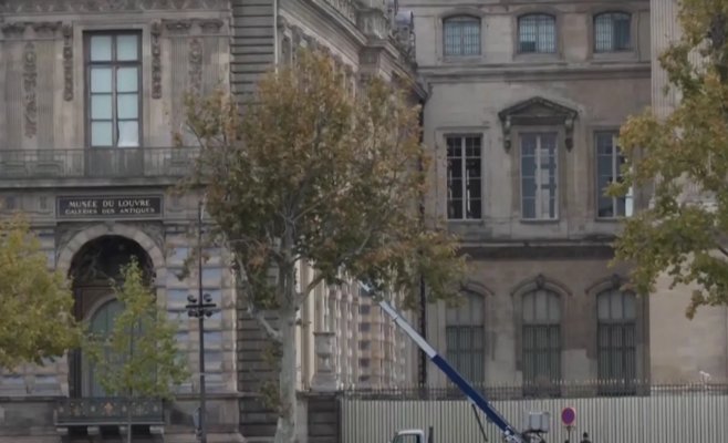 Грабители украли в Лувре драгоценности Наполеона. Корона императрицы найдена разбитой у входа в музей