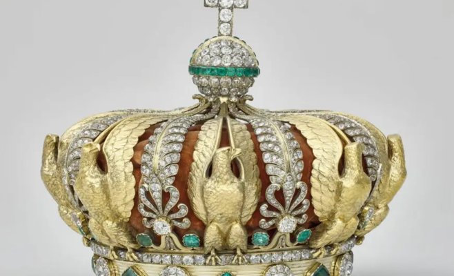 Грабители украли в Лувре драгоценности Наполеона. Корона императрицы найдена разбитой у входа в музей