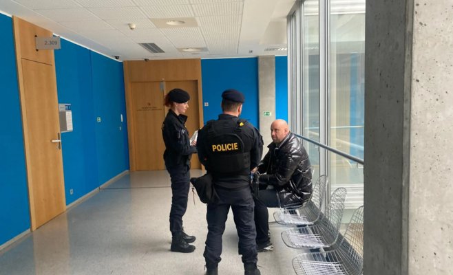 Полицейская камера в холодильнике: как руководители чешских больниц получали взятки «из-под воды»