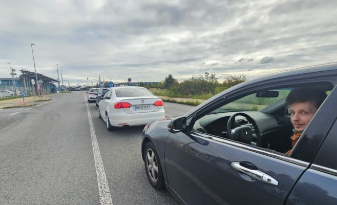 Парковка в Летнянах переполнена с раннего утра: улучшений пока не предвидится