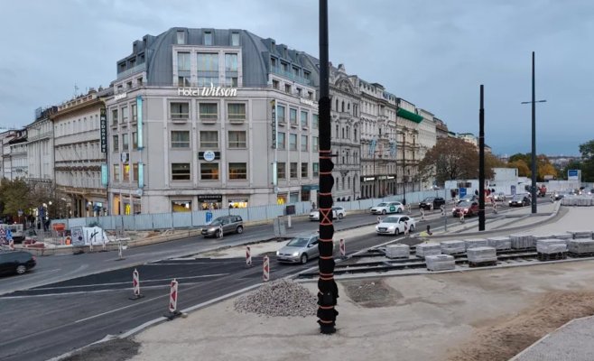 Трамваи возвращаются на Вацлавскую площадь: у Музея уже уложили первые рельсы через магистраль