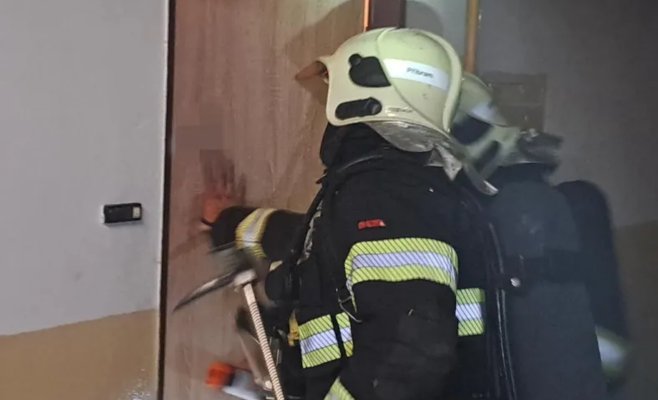 Четверо в больнице, десятки эвакуированных: ночной пожар в жилом доме в Пршибраме вызвала электросамокат