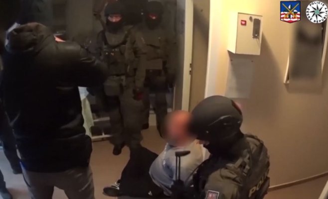 «Водительские права за взятку»: полиция раскрыла крупнейшую коррупционную сеть на Хебско. Уже обвинены 43 человека