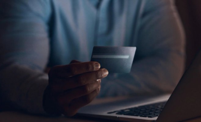 Старый трюк всё ещё работает: мужчина из Литовле поверил «дочери» и потерял 27 тысяч крон