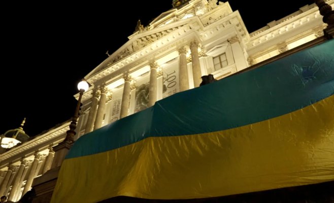 Люди вышли к Национальному музею в Праге с требованием вернуть украинский флаг