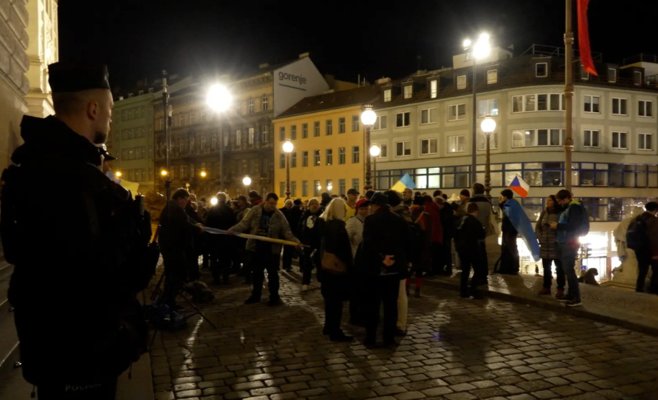 Люди вышли к Национальному музею в Праге с требованием вернуть украинский флаг