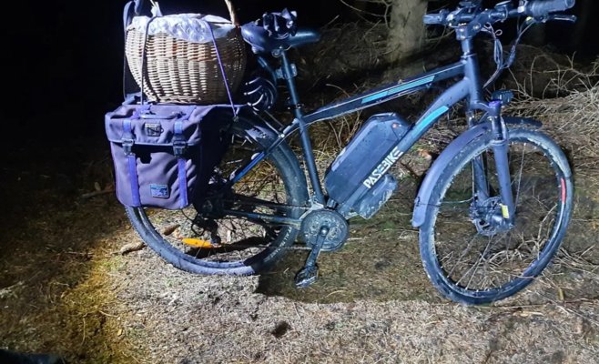 Тайна заброшенного велосипеда в лесу на Есеникке разгадана. Владельца нашли в Польше — он просто заблудился