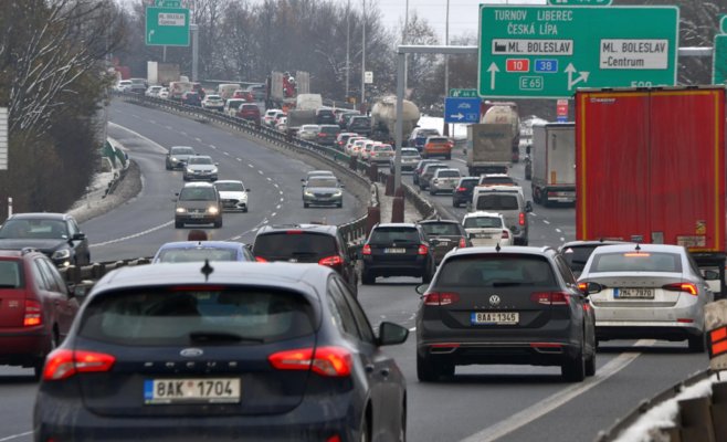 Цены на платные трассы заморозят: подорожание остановят, но не сразу