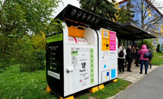 На благотворительность попадает лишь малая часть текстиля из контейнеров: куда на самом деле уходят старые вещи чехов