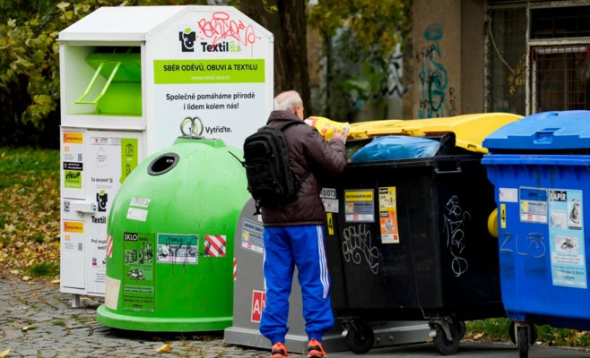 Благотворительность или бизнес? Что на самом деле происходит с одеждой из контейнеров для сбора текстиля