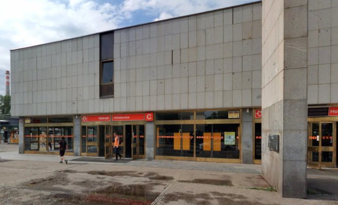 На линии метро C в Праге мужчина лёг на рельсы перед прибывающим поездом: движение было полностью остановлено