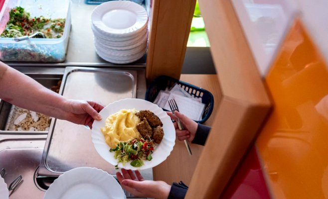 Школьная столовая уже готовит по новым правилам. Дети даже не замечают, что едят полезнее