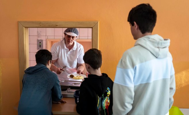 Школьная столовая уже готовит по новым правилам. Дети даже не замечают, что едят полезнее