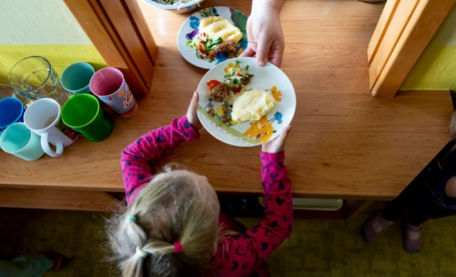 Школьная столовая уже готовит по новым правилам. Дети даже не замечают, что едят полезнее