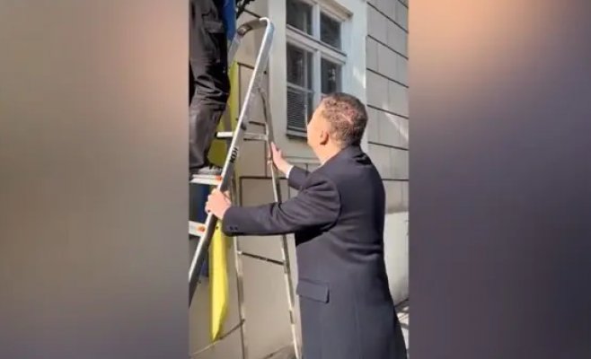 Лично держал лестницу. Окамура распорядился снять украинский флаг с здания парламента