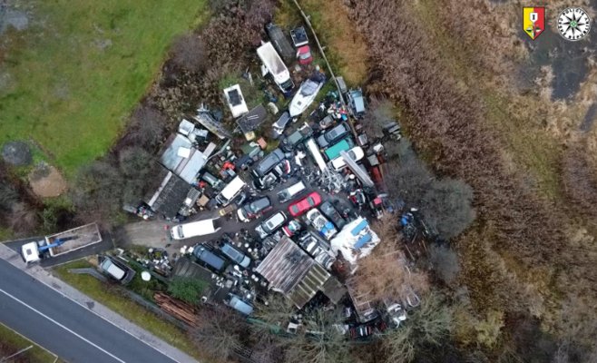 Элитные авто исчезали без следа: в Праге раскрыли подпольную разборку дорогих машин