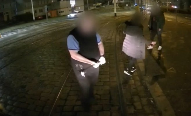 Водитель трамвая в Праге защищался от агрессивного пассажира железным прутом. Полиция признала действия самообороной