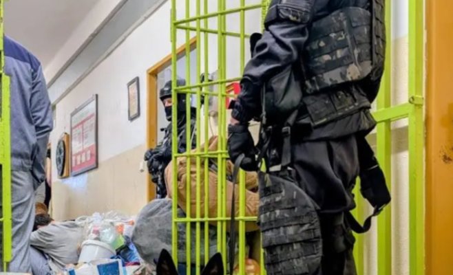 Во время масштабной проверки в тюрьме Рыновице нашли мобильные телефоны и самодельный нож