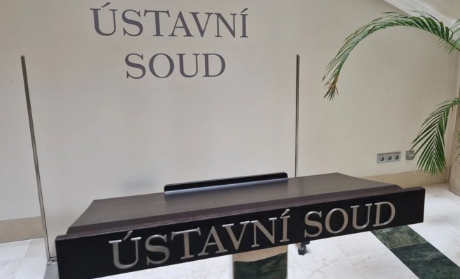 Жил в клубной комнате за барной стойкой и требовал пособие на жильё. Суд отказал — даже Конституционный