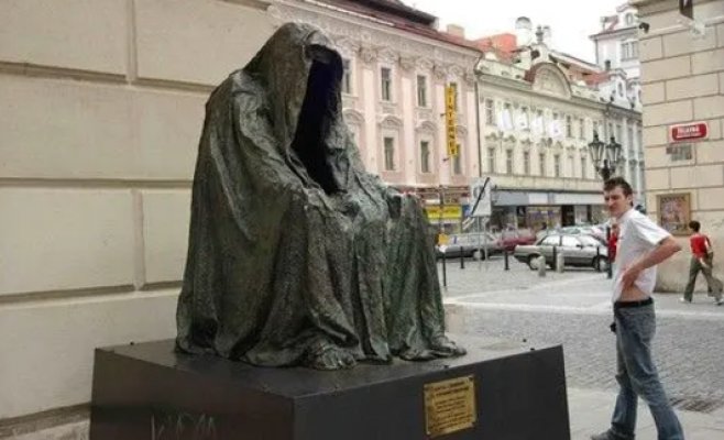 В Праге убрали скандальную скульптуру «Плащ совести» у Ставовского театра