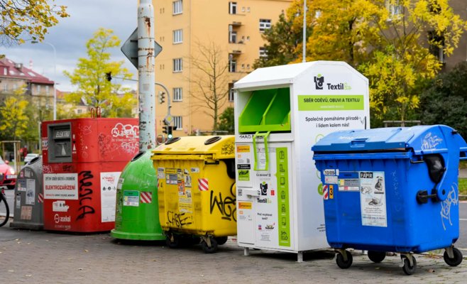 В контейнере для одежды в Страконицах нашли тело молодого мужчины