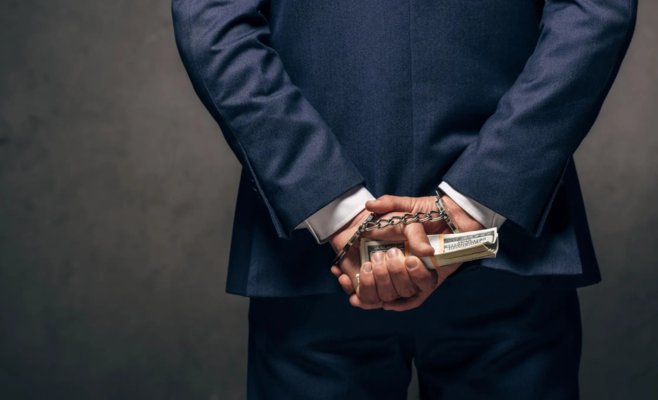 Полиция предлагает обвинить четырёх человек: под видом инвестиций они выманили у людей сотни миллионов крон