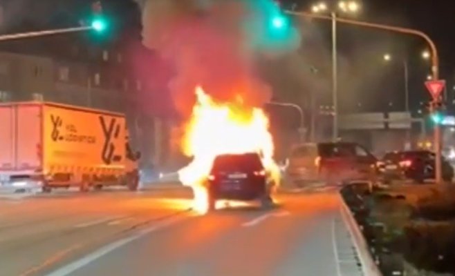 На оживлённой дороге в Праге загорелся автомобиль. Полиция разыскивает пассажиров