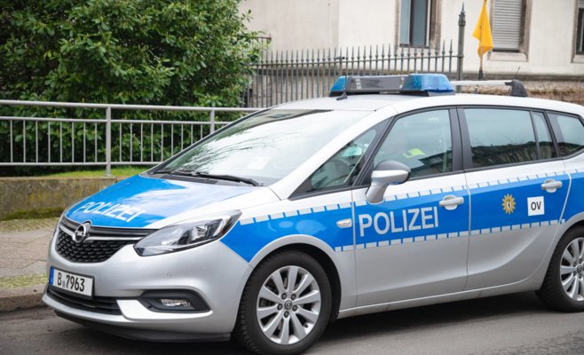 Немецкие полицейские тяжело ранили неслышащую девочку: она пошла на них с ножами