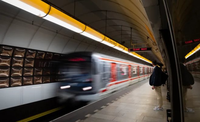 Кровавая потасовка на Národní třídě. Молодая девушка ранила ножом 81-летнего члена SPD в метро