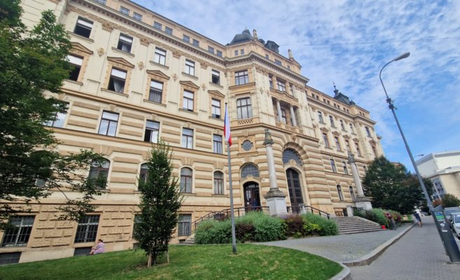 «Папа меня щекочет», — сказала девочка матери. Та заявила о насилии. Теперь ей самой назначен штраф за ложное обвинение