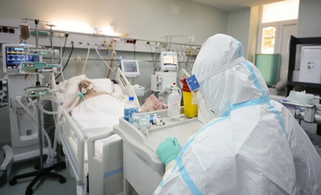 Здравоохранительная сестра добилась выплат за работу во время ковида: суд обязал работодателя доплатить десятки тысяч крон